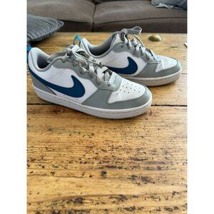 Nike Youth Court Borough Low Top White Gray Lace-Up Sneakers size 4
